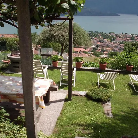 Mit Pelletofen Und Direktem Zugang Zu Terrasse Und Garten